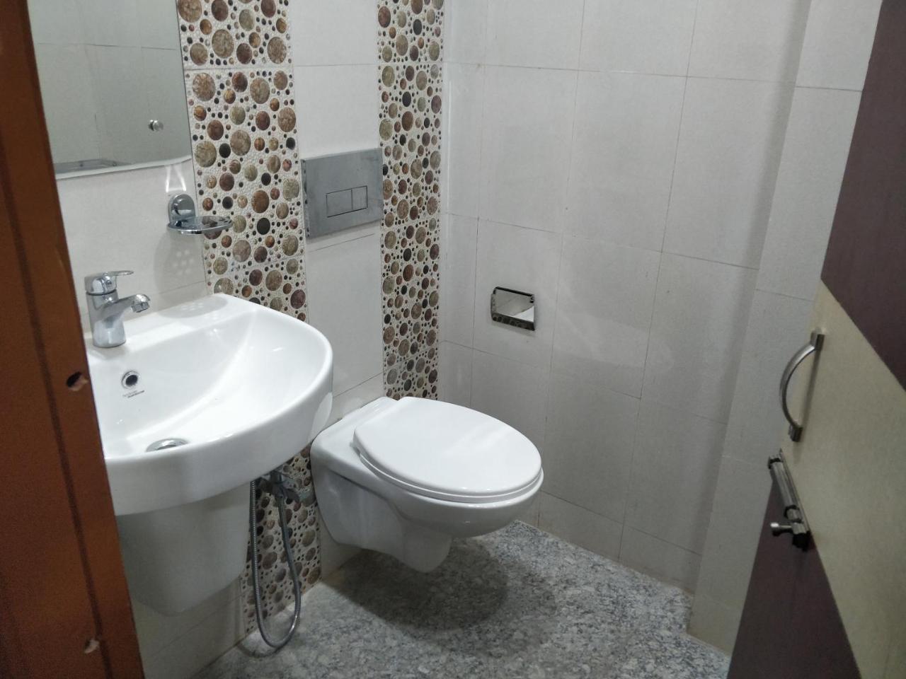 Oyo 16871 Anant Home Stay Shillong Dış mekan fotoğraf